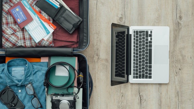 Một chiếc máy tính xách tay được đặt trong ba lô, thể hiện cách mang laptop trong hành lý xách tay khi đi máy bay.