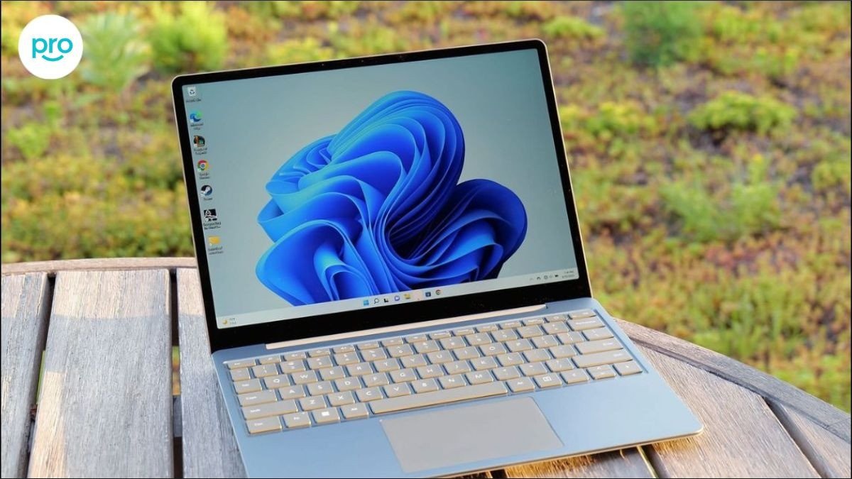 Một chiếc Microsoft Surface Laptop Go màu xanh nhạt với màn hình cảm ứng