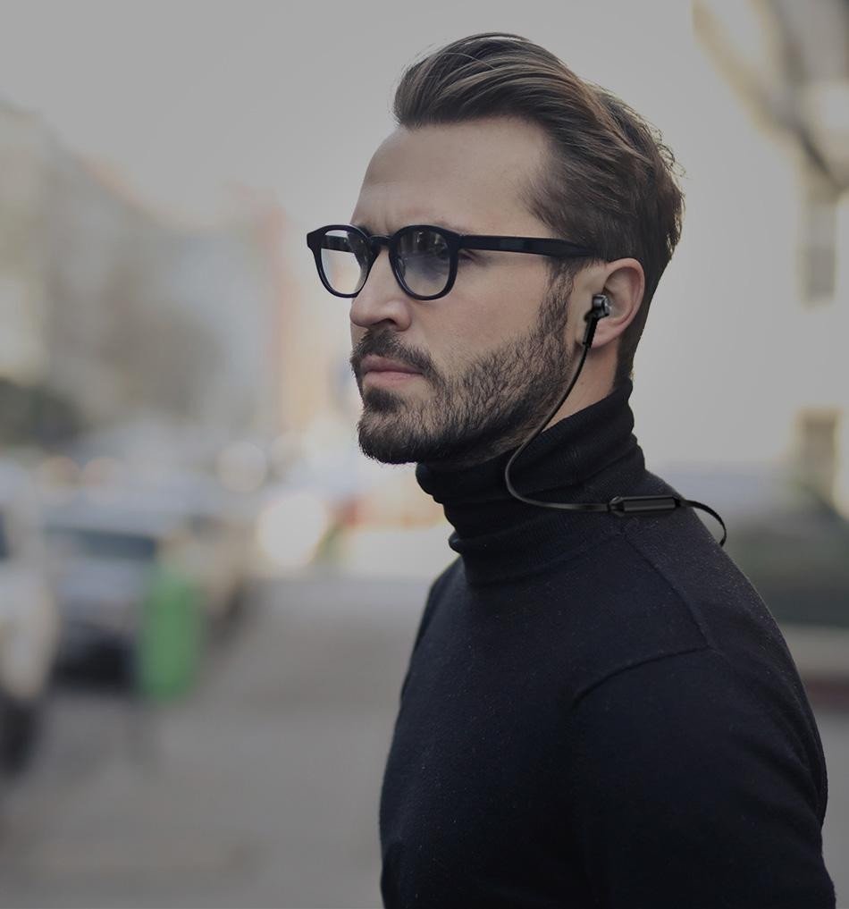 Một chiếc tai nghe bluetooth dạng vòng cổ