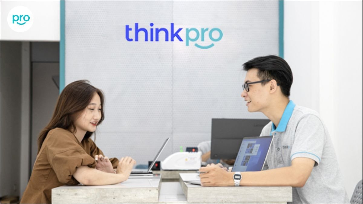 Một cửa hàng bán laptop trưng bày nhiều mẫu mã đa dạng