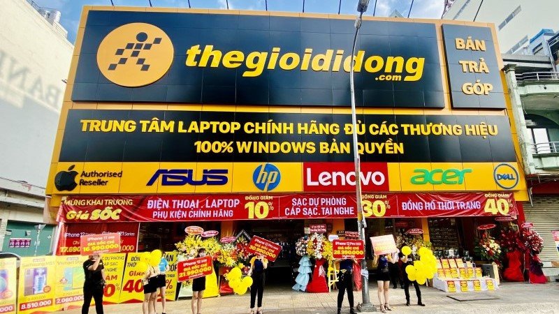 Một cửa hàng điện tử hiện đại, tượng trưng cho địa điểm uy tín để tìm mua cấu hình laptop chạy Photoshop chất lượng