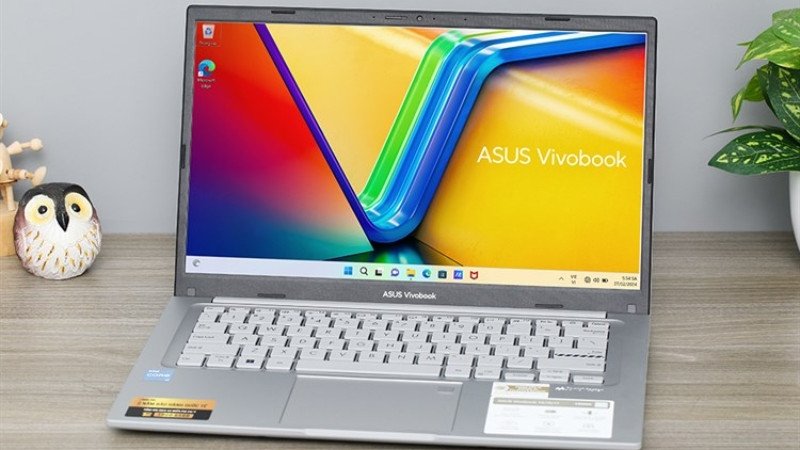 Một học sinh đang sử dụng laptop