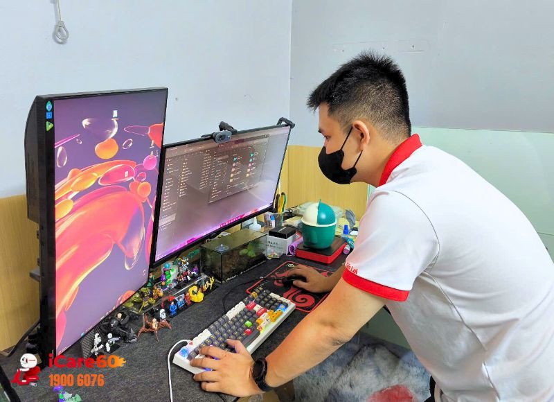 Một kỹ thuật viên đang thực hiện cài đặt Windows trên laptop tại nhà