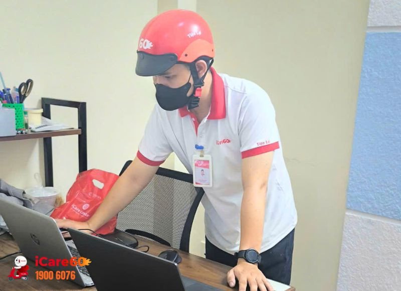 Một kỹ thuật viên đang trình bày các lựa chọn cài đặt phần mềm cho khách hàng