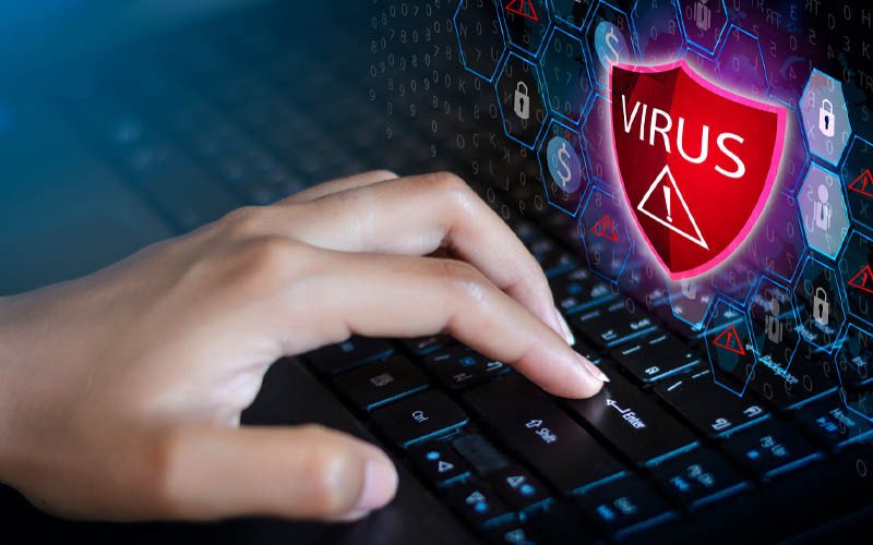 Một laptop đang được quét virus, thể hiện sự bảo vệ và dọn dẹp hệ thống