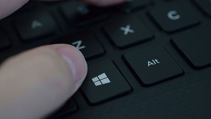 Một người đang sử dụng laptop, thực hiện thao tác khởi động lại ứng dụng để khắc phục lỗi bàn phím không gõ được do xung đột phần mềm.