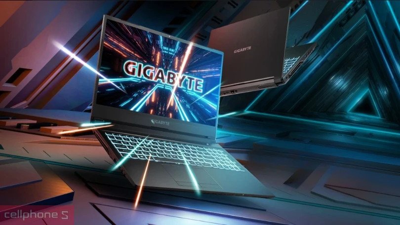 Một người dùng đang cầm và sử dụng chiếc laptop với màn hình cảm ứng