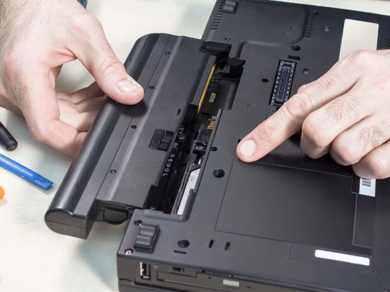 Một người dùng đang kết nối bộ sạc vào cổng laptop, nhấn mạnh tầm quan trọng của việc sử dụng đúng bộ sạc