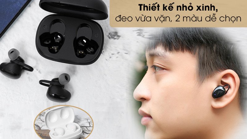 Một người phụ nữ đang xem xét giá cả khi mua tai nghe Bluetooth phù hợp