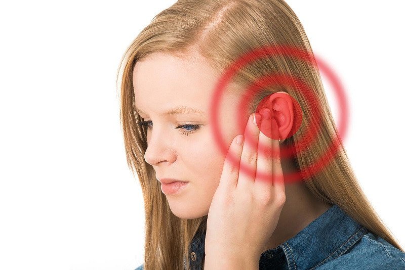 Một người phụ nữ lựa chọn tai nghe phù hợp, hướng tới việc bảo vệ thính giác.