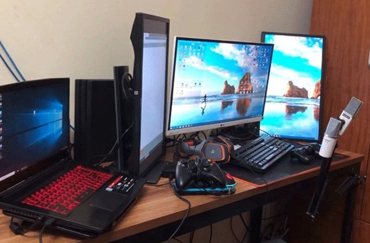 Một streamer sử dụng màn hình dọc để tối ưu hóa không gian hiển thị cho phần chat hoặc thông tin phụ trợ, thể hiện lợi ích của việc xoay màn hình laptop trong công việc