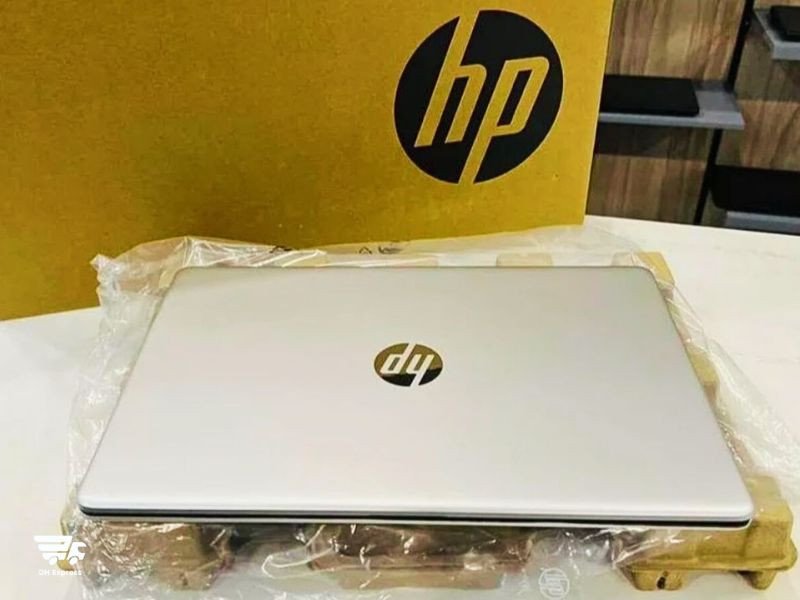 Một thùng carton được bọc chống sốc cẩn thận, cho thấy sự an toàn khi gửi laptop qua bưu điện
