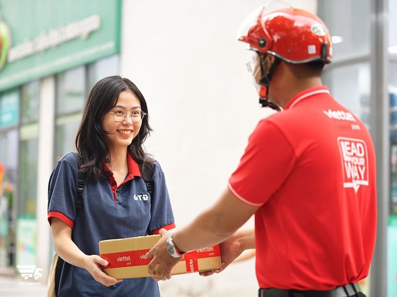 Một xe tải chuyển phát nhanh đang di chuyển, tượng trưng cho dịch vụ gửi laptop nhanh chóng và hiệu quả