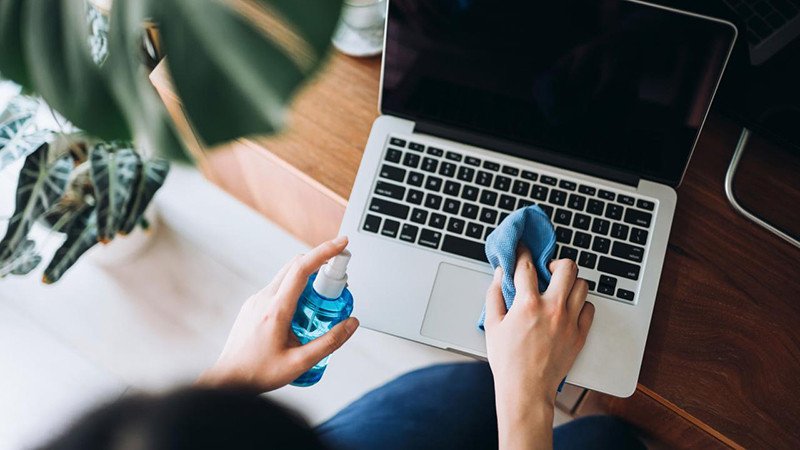 Mua bộ vệ sinh laptop tại các cửa hàng điện tử hoặc sàn thương mại điện tử