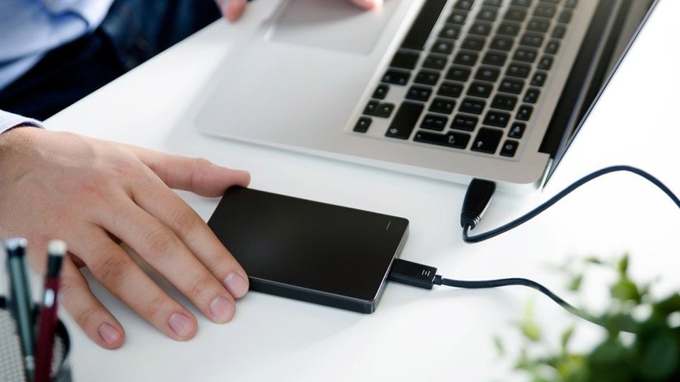 Nên chuyển dữ liệu ra khỏi laptop trước khi đi bảo dưỡng
