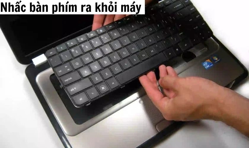 Ngắt kết nối cáp bàn phím khỏi bo mạch chủ laptop một cách cẩn thận
