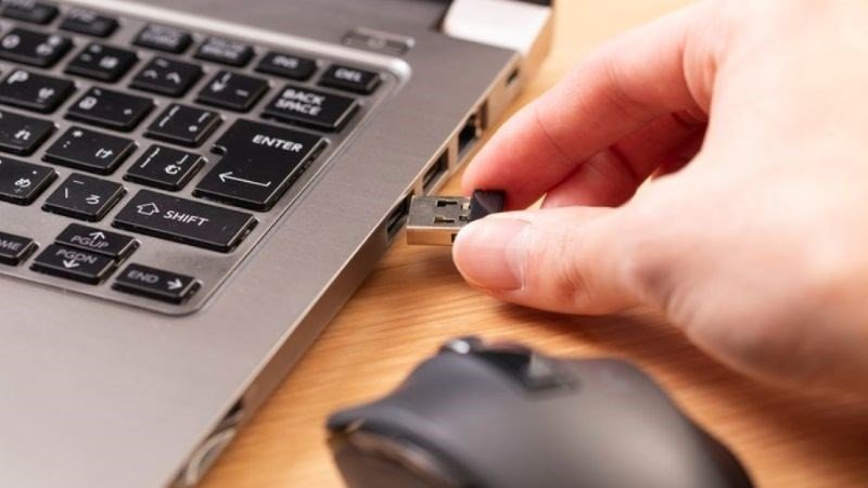 Ngắt kết nối phụ kiện khi Surface laptop mở không lên