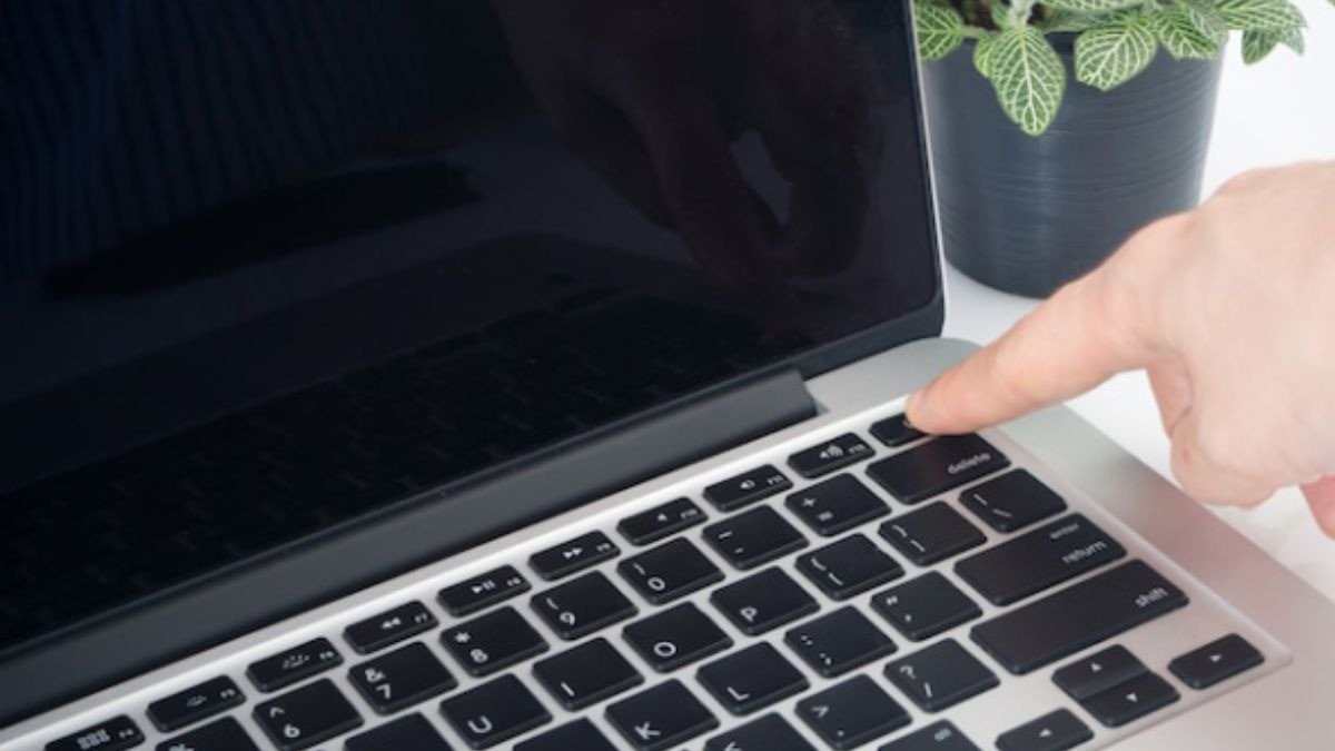 Ngón tay nhấn giữ nút nguồn để thực hiện buộc khởi động lại khi tổ hợp phím restart không hoạt động