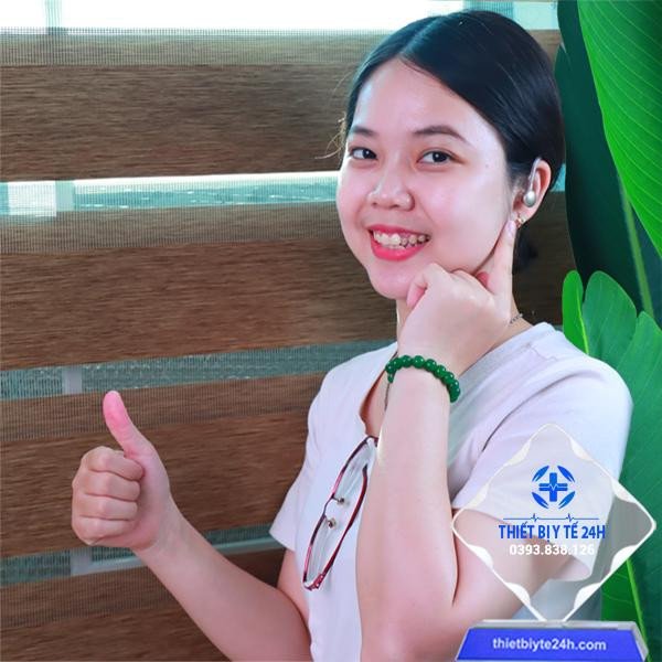 Người cao tuổi đeo tai nghe trợ thính Bluetooth