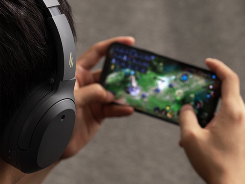 Người chơi game trải nghiệm âm thanh sống động với tai nghe chơi game Edifier W820NB, nhờ chế độ độ trễ thấp 80ms.