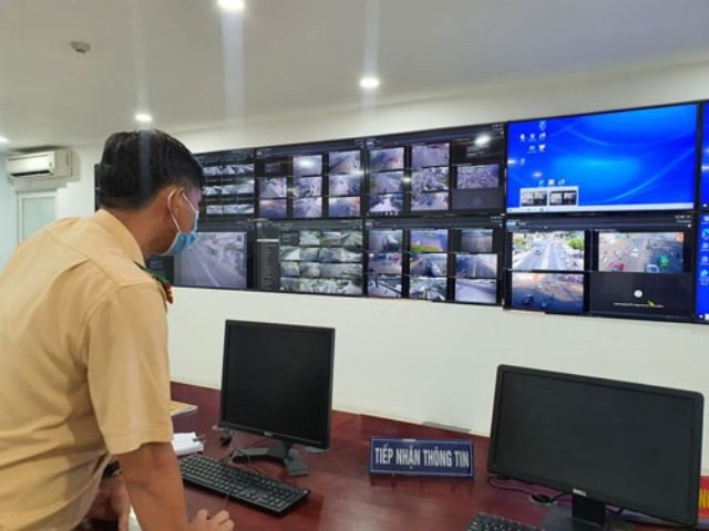 Người đàn ông đang dùng điện thoại tra cứu phạt nguội ô tô tại Nghệ An