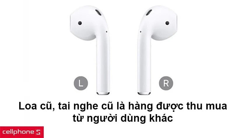 Người đàn ông đang nghe tai nghe cũ CellphoneS với nụ cười