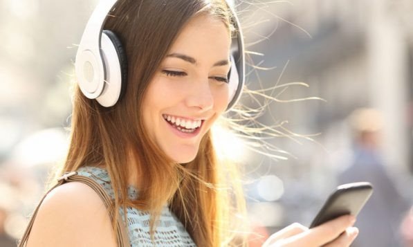 Người đàn ông đeo tai nghe bluetooth over-ear màu đen