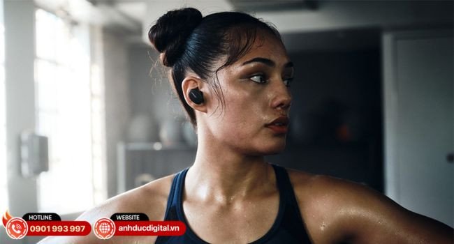 Người đàn ông đeo tai nghe cách âm chủ động trên máy bay
