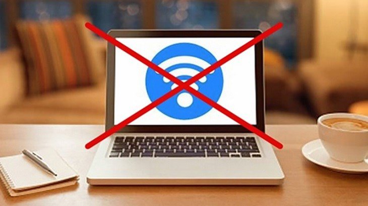 Người đàn ông kiểm tra dây cắm router WiFi để khắc phục laptop không bắt được WiFi nhà