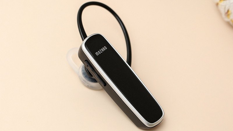 Người đàn ông sử dụng tai nghe Bluetooth Mono để nghe điện thoại, thể hiện sự tiện lợi khi kết nối tai nghe Bluetooth với điện thoại Samsung.