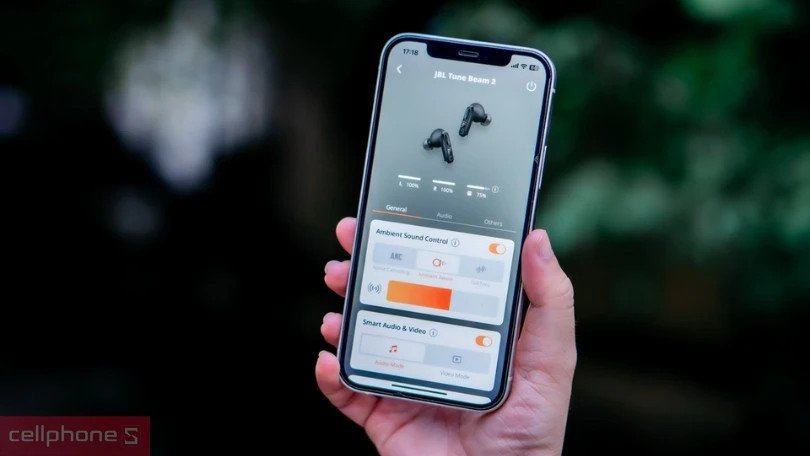 Người đang đeo tai nghe JBL Tune Beam 2 trải nghiệm âm thanh sống động