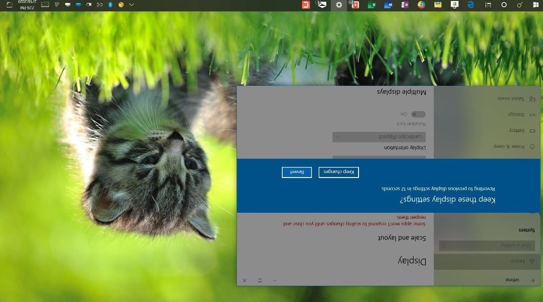 Người dùng bối rối khi laptop bị ngược màn hình do thao tác nhầm