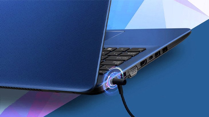 Người dùng cắm sạc cho laptop mới, minh họa tầm quan trọng của quy trình sạc ban đầu.
