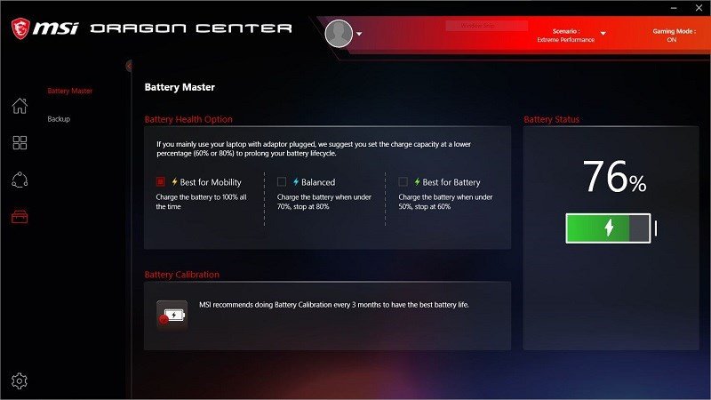 Người dùng cắm sạc laptop liên tục để đảm bảo hiệu suất hoạt động tốt nhất cho thiết bị.