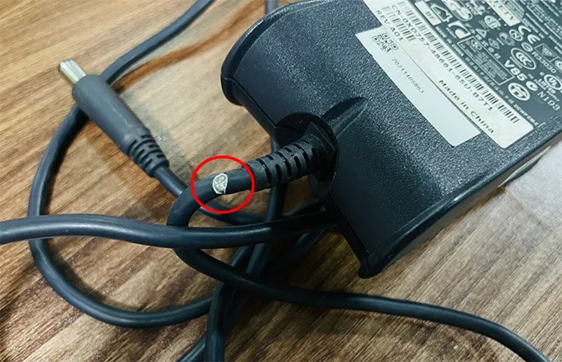 Người dùng cắm sạc vào laptop Dell