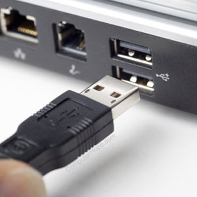 Người dùng cắm tai nghe cổng USB vào cổng máy tính để bàn