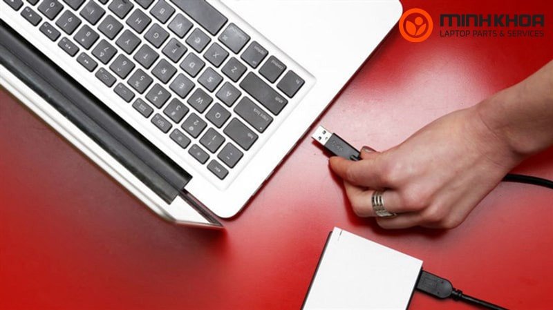 Người dùng cẩn thận kiểm tra pin laptop HP trước khi tháo rời