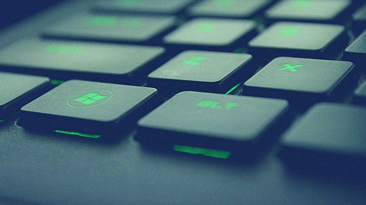 Người dùng chăm sóc laptop Dell để kéo dài tuổi thọ sử dụng