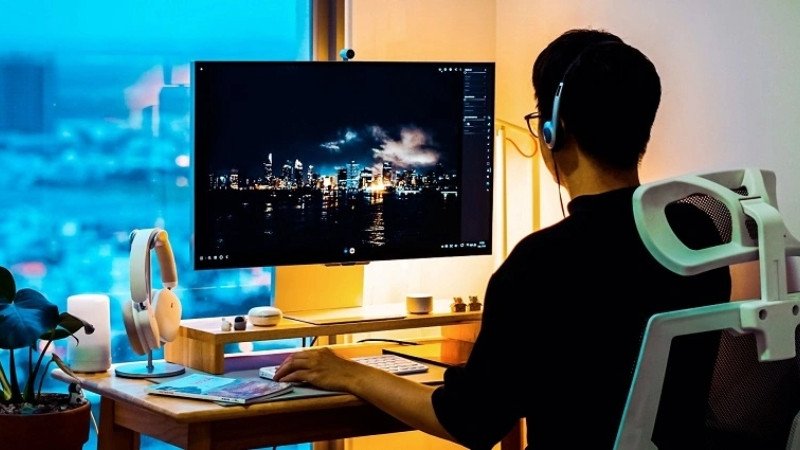 Người dùng chuyên nghiệp sử dụng laptop máy trạm cho tác vụ đồ họa 3D