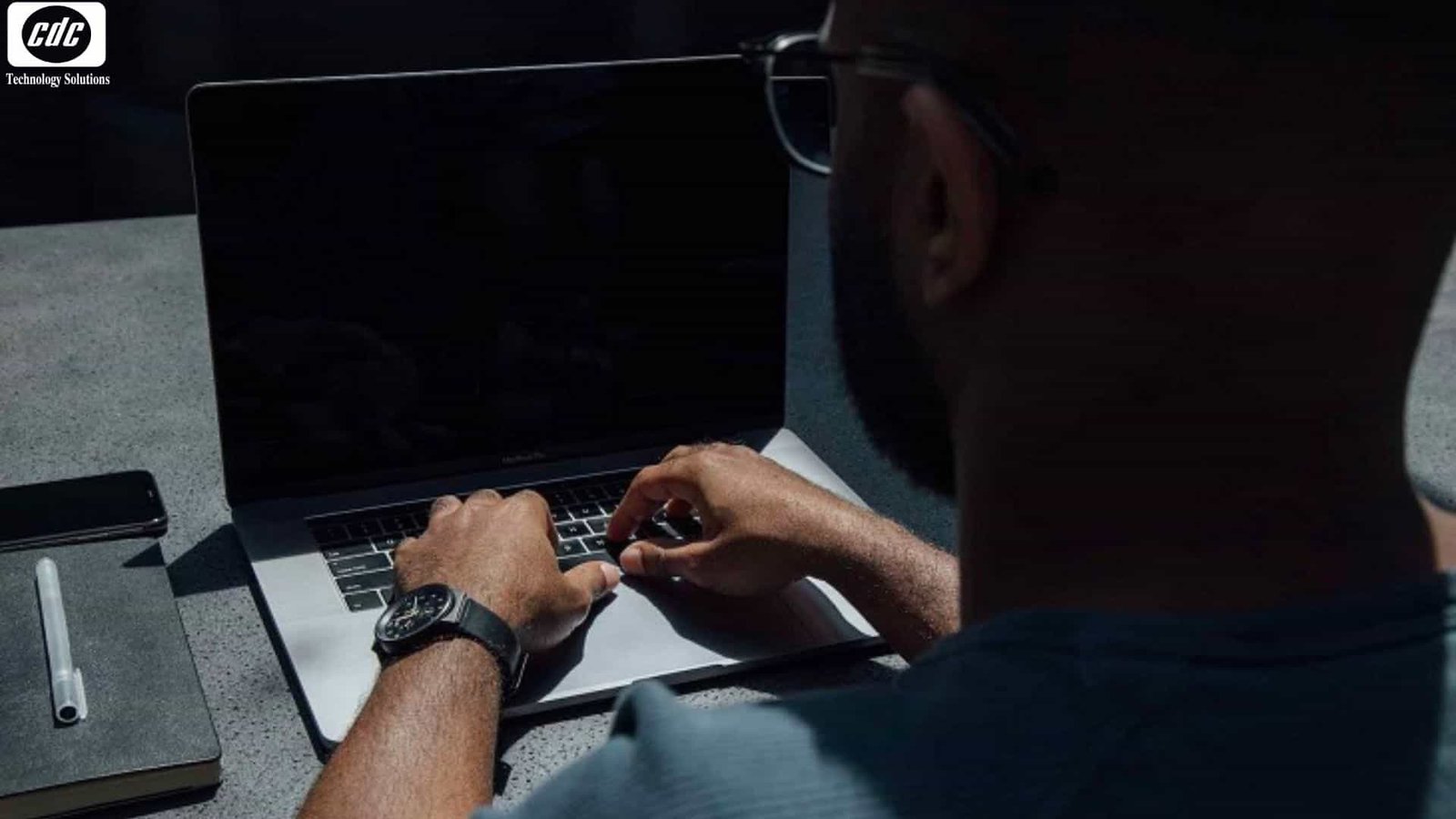 Người dùng đang bối rối khi laptop tắt đột ngột