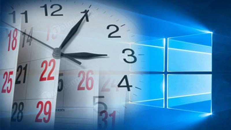 Người dùng đang cài đặt lại ngày giờ trên laptop Windows