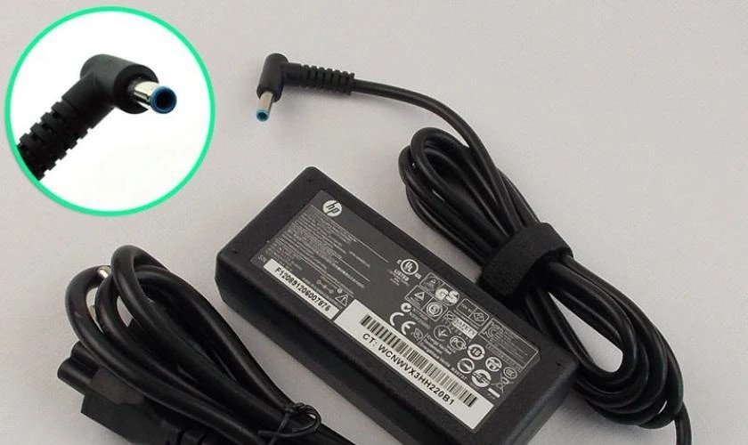 Người dùng đang cắm sạc laptop khác hãng có sao không và những điều cần lưu ý