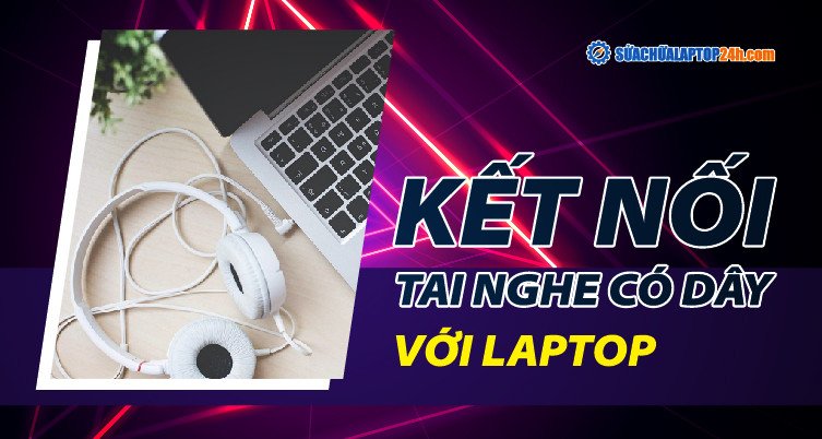 Người dùng đang cắm tai nghe có dây vào cổng kết nối của laptop để sử dụng âm thanh
