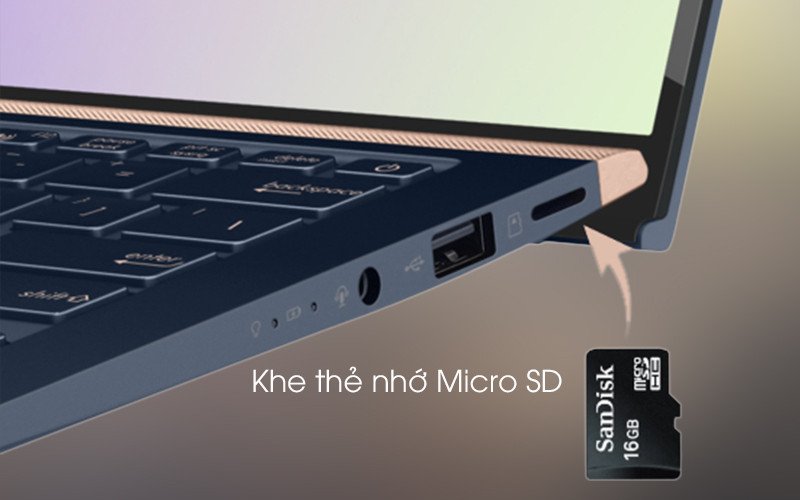 Người dùng đang cắm thẻ nhớ Micro SD trực tiếp vào khe cắm trên laptop