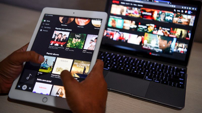 Người dùng đang cân nhắc nên mua laptop hay iPad phù hợp với công việc