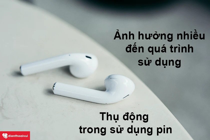 Người dùng đang đeo tai nghe AirPods và kiểm tra tình trạng pin.