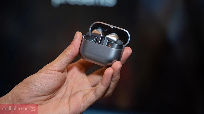 Người dùng đang đeo tai nghe Samsung Buds Pro 3 và thực hiện cuộc gọi