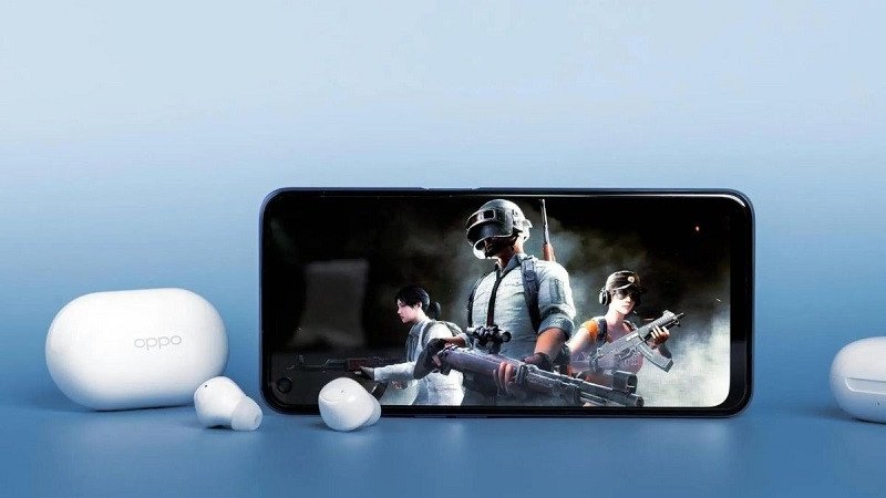 Người dùng đang điều chỉnh cài đặt cho tai nghe Bluetooth đã kết nối trên điện thoại OPPO