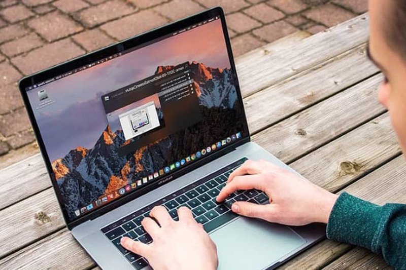 Người dùng đang điều chỉnh độ sáng màn hình laptop để tối ưu trải nghiệm