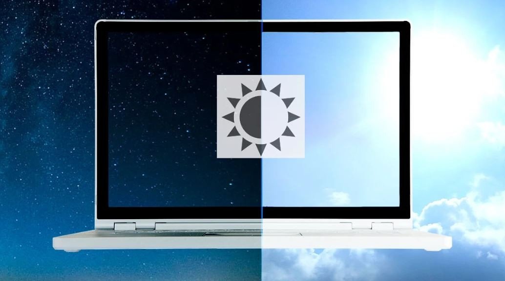Người dùng đang điều chỉnh độ sáng màn hình laptop Dell